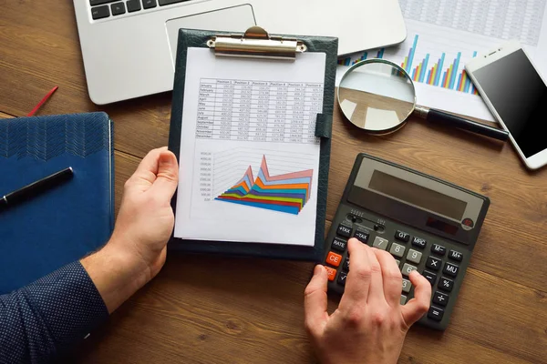 Analisando dados financeiros e contando com calculadora . — Fotografia de Stock