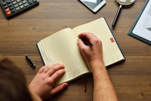 Escritura a mano, escribe un bolígrafo en un cuaderno — Foto de Stock
