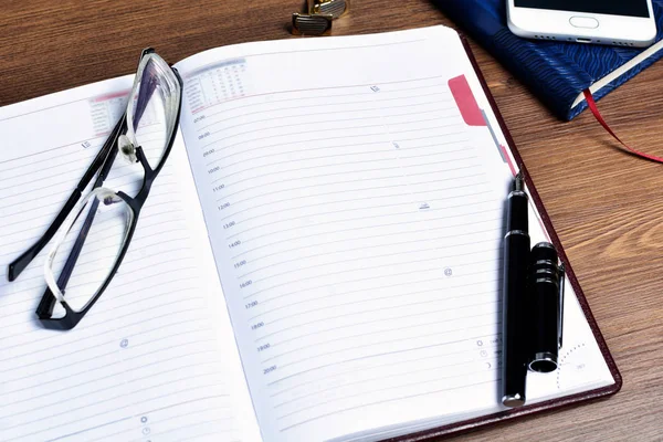 Σημειωματάριο, στυλό, γυαλιά και μανικετόκουμπα για το γραφείο — Φωτογραφία Αρχείου