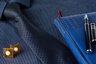 Erkek aksesuarlar - defter, gömlek, kravat ve kol düğmeleri. İş kavramları. İş dünyasında başarı. Moda ve stil