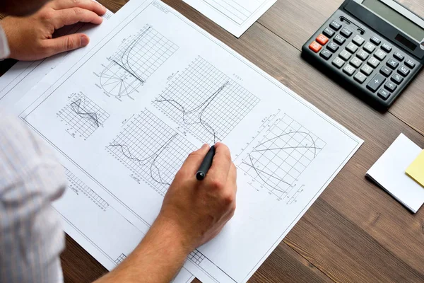 Arquitecto a desenhar plantas. Analisando dados financeiros e contando com calculadora . — Fotografia de Stock