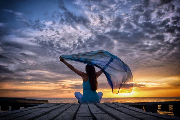 Bella ragazza in stile mare seduta su un ponte di legno. Viaggi e vacanze. Concetto di libertà . — Foto Stock