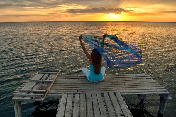 Hermosa chica en estilo mar sentado en el puente de madera. Viajes y vacaciones. Concepto de libertad . — Foto de Stock