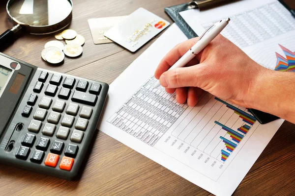 Analisando dados financeiros e contando com calculadora . — Fotografia de Stock