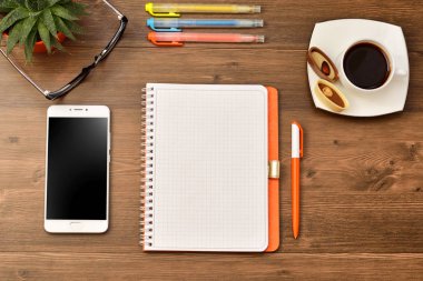 Danışma dizüstü bilgisayar, akıllı telefon ve diğer malzemeleri ile kahve. Boş defter