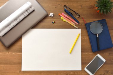 Temiz beyaz kağıt, planları, bilgisayar, gözlük ve kaktüs ahşap zemin ile pota levha.