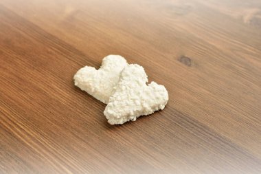 ahşap arka plan üzerinde bir kalp şeklinde kurabiyeler. Sevgililer günü. Anneler günü. Romantik arka plan.