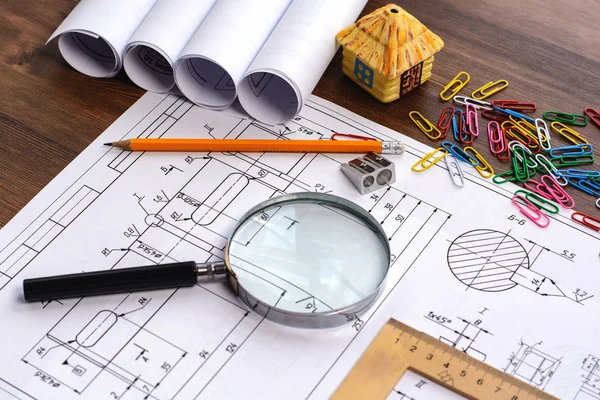 Architekturentwürfe (Zeichnungen, Lineal, Bleistift, Layout, Papier, Umriss, Lupe)) — Stockfoto