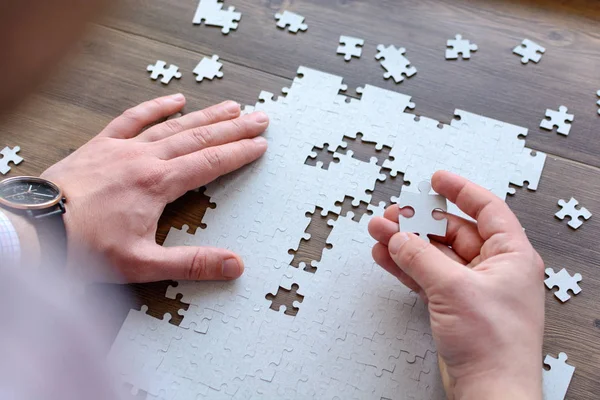 Image de femme d'affaires reliant des éléments de puzzle blanc — Photo