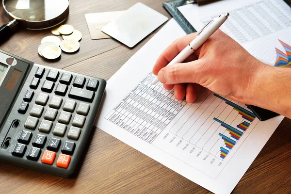 Bedrijfsanalyse - calculator, blad, grafieken (bedrijfsrapport) en analist hand, bovenaanzicht — Stockfoto