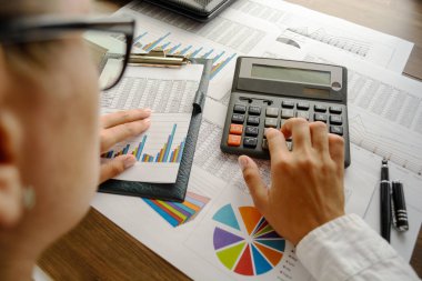 Finansal kağıt çizelgeleri ve grafikler masada..