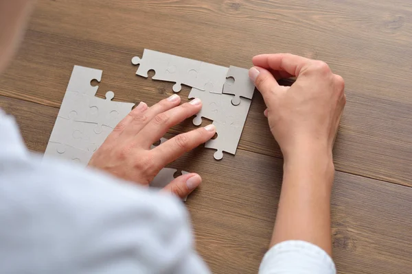 Image de femme d'affaires reliant des éléments de puzzle blanc — Photo