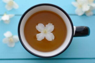 Yasemin çayı ve yasemin çiçeği ahşap masa arkasında.. 