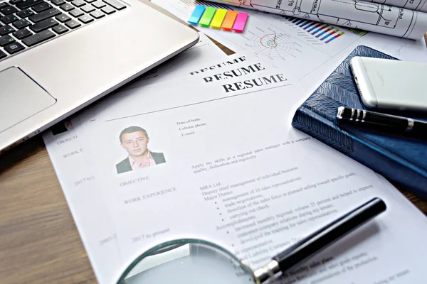 Reanudar (autobiografía), pluma, lupa, portátil en el escritorio. búsqueda de empleo — Foto de Stock