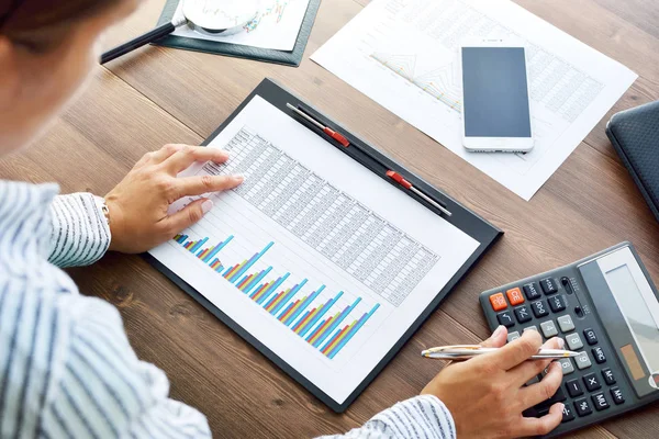 Analizar datos financieros y contar con calculadora . — Foto de Stock