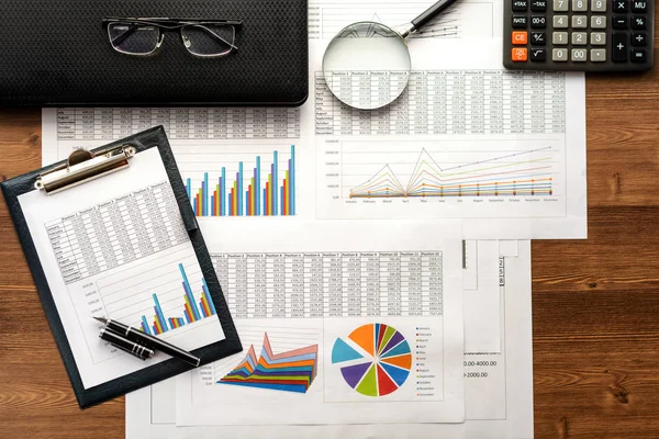 Financiële papier tabellen, grafieken, berekeningen, rekenmachine en diagrammen — Stockfoto