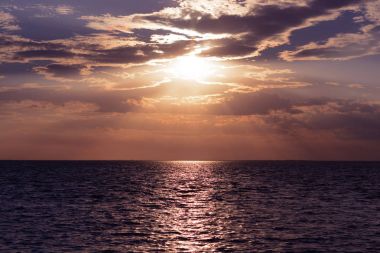 Gün batımı (şafak) güneş ve güneş denize (okyanus). Yaz deniz arka plan. 