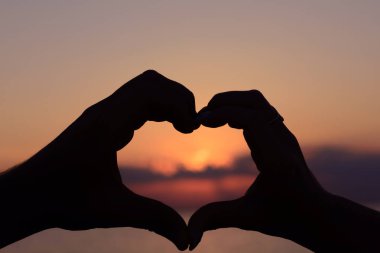 Sevgi dolu eller. Liebe sembolü 