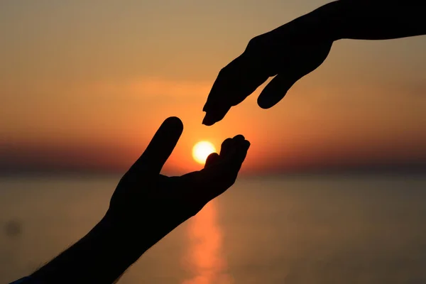 Ένας άνθρωπος κρατά τον ήλιο στα χέρια του και δίνει στην αγαπημένη κοπέλα του. Αγάπη και το ειδύλλιο. — Φωτογραφία Αρχείου