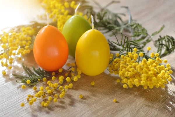 Релігійне Міжнародне Святкування Великодня Свічки Вигляді Барвистих Яєць Квітів Мімоза — стокове фото