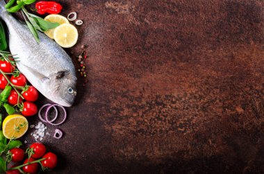 Pişmemiş balık karanlık antika arka plan üzerinde. Metniniz için boş alan.