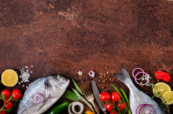 Φρέσκο ωμό ψάρι με λεμόνι, μυρωδικά, κρεμμύδι, πάπρικα, κεράσι ντομάτες, κρεμμύδι, αλάτι σε ρουστίκ φόντο. Έννοια της υγιεινής διατροφής. Ελεύθερο χώρο για το κείμενό σας — Φωτογραφία Αρχείου