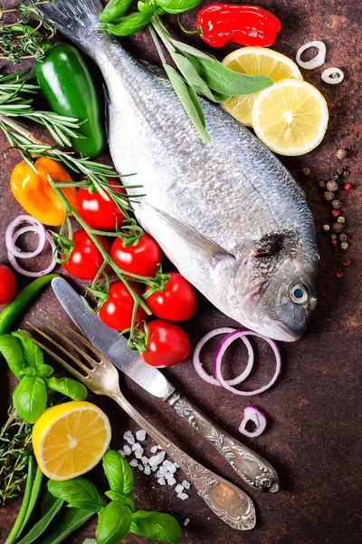 Peixe fresco não cozido, dorado, dourado com limão, ervas, legumes e especiarias em fundo rústico. Vista superior. Espaço livre para o seu texto — Fotografia de Stock