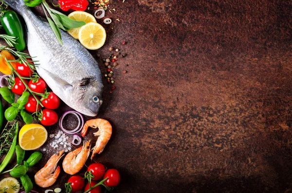 Peixe fresco, camarões com ervas, especiarias e legumes no fundo escuro do vintage. Alimentação saudável, dieta ou conceito de culinária. Espaço livre para o seu fundo — Fotografia de Stock