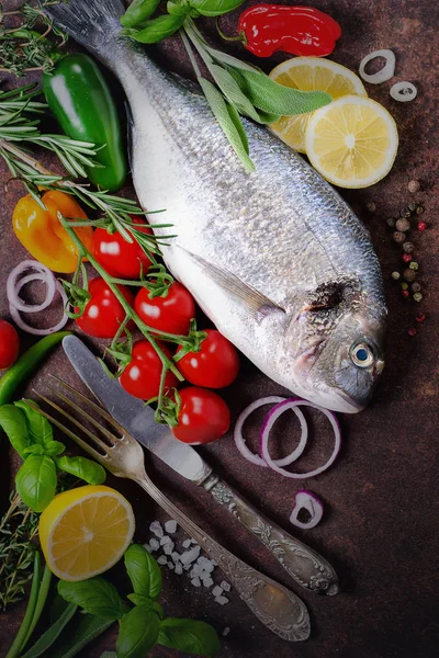 Peixe fresco não cozido, dorado, dourado com limão, ervas, legumes e especiarias em fundo rústico. Vista superior . — Fotografia de Stock