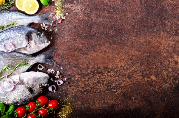 Dorado φρέσκα ωμά ψάρια, τσιπούρα με λεμόνι, βότανα, λαχανικά και μπαχαρικά σε φόντο ρουστίκ. Το Top view. — Φωτογραφία Αρχείου