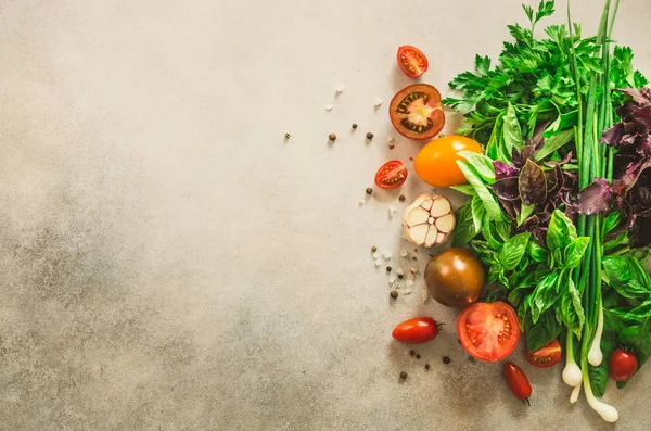 Färsk spenat, grön lök, basilika, örter, dill och tomater på grå betong bakgrund, selektivt fokus. Ovanifrån. Tonad effekt. Mat matlagning ingredienser. Vegan, raw, detox koncept — Stockfoto