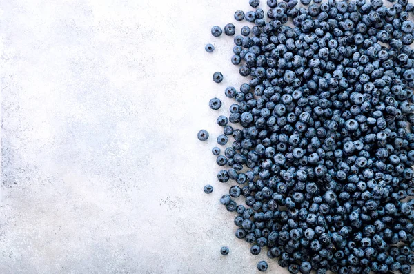 Frische Blaubeeren Hintergrund mit Kopierplatz für Ihren Text. Grenzgestaltung. Sommer, Vitamin, veganes, vegetarisches Konzept. Gesunde Ernährung. Textur von Blaubeeren aus nächster Nähe. — Stockfoto