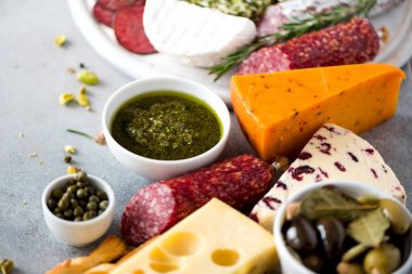 Soğuk füme et tabağı. Geleneksel İtalyan meze, gri arka plan üzerine kurulu salam, jambon, domuz, domuz eti, zeytin ile kesme. Görünümü ana sayfa, yer kopyalayın, yat