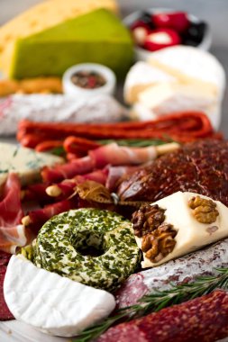 Geleneksel İtalyan meze, kesme füme kurula salam, soğuk et, salam, jambon, peynir, zeytin, Kapari gri arka plan üzerinde. Peynir ve et iştah açıcı.
