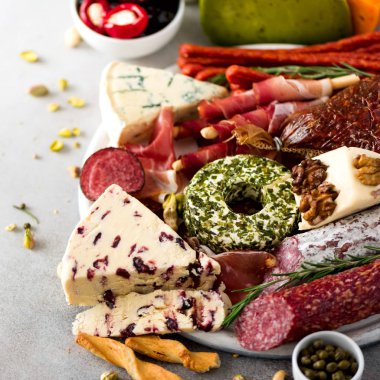 Geleneksel İtalyan meze, kesme füme kurula salam, soğuk et, salam, jambon, peynir, zeytin, Kapari gri arka plan üzerinde. Peynir ve et iştah açıcı. Kare kırpma