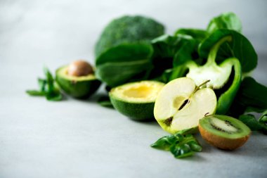 Yeşil smoothie taze organik yeşil sebze ve meyve gri arka plan üzerinde cam kavanoza. Bahar diyet, sağlıklı ham vejetaryen, vegan kavramı, Kahvaltı, temiz yemek alkalin detoks. Kopya alanı