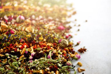 Farklı çay: yeşil, siyah, çiçek, bitki, nane, melissa, gül, ebegümeci, Peygamber Çiçeği. Kuru çay çeşitliliği ile organik meyve, çilek, zencefil, portakal, ahududu, yaban mersini. Üstten Görünüm