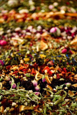 Çay arka plan: yeşil, siyah, çiçek, bitki, nane, melissa, zencefilli, elma, gül, ıhlamur ağacı, meyve, portakal, ebegümeci, ahududu, Peygamber Çiçeği, kızılcık. Kuru çay, üstten görünüm ürün yelpazesine.