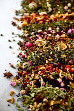 Çay arka plan: yeşil, siyah, çiçek, bitki, nane, melissa, zencefilli, elma, gül, ıhlamur ağacı, meyve, portakal, ebegümeci, ahududu, Peygamber Çiçeği, kızılcık. Kuru çay, üstten görünüm ürün yelpazesine.