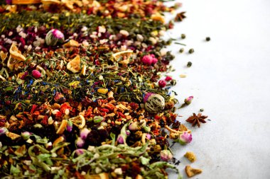 Farklı çay: yeşil, siyah, çiçek, bitki, nane, melissa, gül, ebegümeci, Peygamber Çiçeği. Kuru çay çeşitliliği ile organik meyve, çilek, zencefil, portakal, ahududu, yaban mersini. Üstten Görünüm