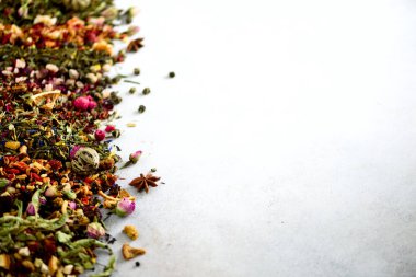 Yakın çay arka plan: yeşil, siyah, çiçek, bitki, nane, melissa, zencefilli, elma, gül, ıhlamur ağacı, meyve, portakal, ebegümeci, ahududu, Peygamber Çiçeği, kızılcık. Kuru çay, üstten görünüm ürün yelpazesine