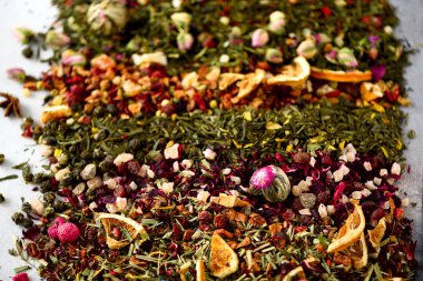 Çay arka plan: yeşil, siyah, çiçek, bitki, nane, melissa, zencefilli, elma, gül, ıhlamur ağacı, meyve, portakal, ebegümeci, ahududu, Peygamber Çiçeği, kızılcık. Kuru çay, üstten görünüm ürün yelpazesine.