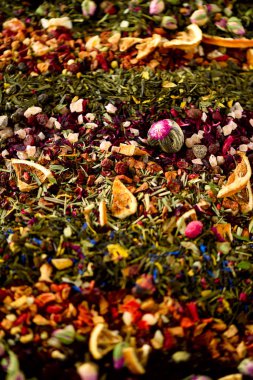 Farklı çay: yeşil, siyah, çiçek, bitki, nane, melissa, gül, ebegümeci, Peygamber Çiçeği. Kuru çay çeşitliliği ile organik meyve, çilek, zencefil, portakal, ahududu, yaban mersini. Üstten Görünüm