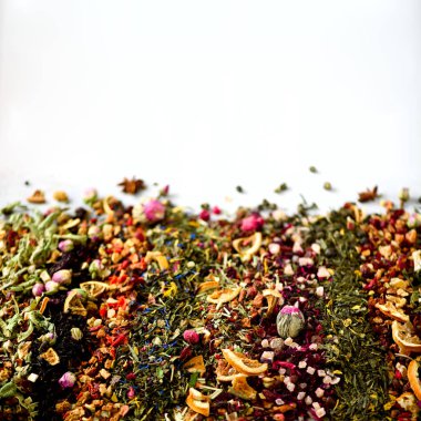 Çay arka plan: yeşil, siyah, çiçek, bitki, nane, melissa, zencefilli, elma, gül, ıhlamur ağacı, meyve, portakal, ebegümeci, ahududu, Peygamber Çiçeği, kızılcık. Kuru çay, üstten görünüm ürün yelpazesine.