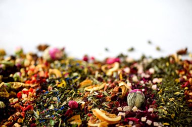 Farklı çay: yeşil, siyah, çiçek, bitki, nane, melissa, gül, ebegümeci, Peygamber Çiçeği. Kuru çay çeşitliliği ile organik meyve, çilek, zencefil, portakal, ahududu, yaban mersini. Üstten Görünüm