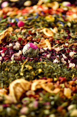 Çay arka plan: yeşil, siyah, çiçek, bitki, nane, melissa, zencefilli, elma, gül, ıhlamur ağacı, meyve, portakal, ebegümeci, ahududu, Peygamber Çiçeği, kızılcık. Kuru çay, üstten görünüm ürün yelpazesine.