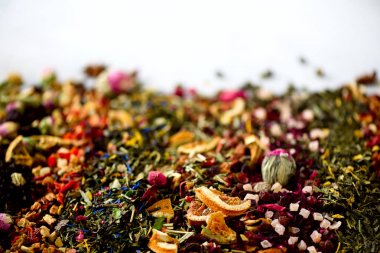 Yakın çay arka plan: yeşil, siyah, çiçek, bitki, nane, melissa, zencefilli, elma, gül, ıhlamur ağacı, meyve, portakal, ebegümeci, ahududu, Peygamber Çiçeği, kızılcık. Kuru çay, üstten görünüm ürün yelpazesine