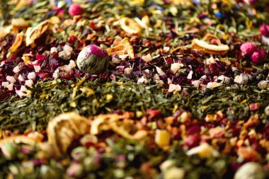 Çay arka plan: yeşil, siyah, çiçek, bitki, nane, melissa, zencefilli, elma, gül, ıhlamur ağacı, meyve, portakal, ebegümeci, ahududu, Peygamber Çiçeği, kızılcık. Kuru çay, üstten görünüm ürün yelpazesine.