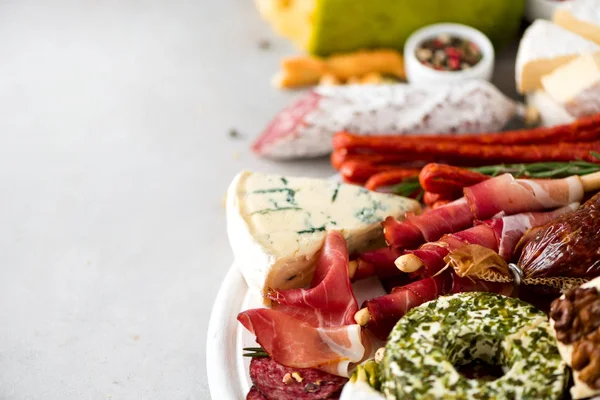 Soğuk füme et tabağı. Geleneksel İtalyan meze, gri arka plan üzerine kurulu salam, jambon, domuz, domuz eti, zeytin ile kesme. Görünümü ana sayfa, yer kopyalayın, yat