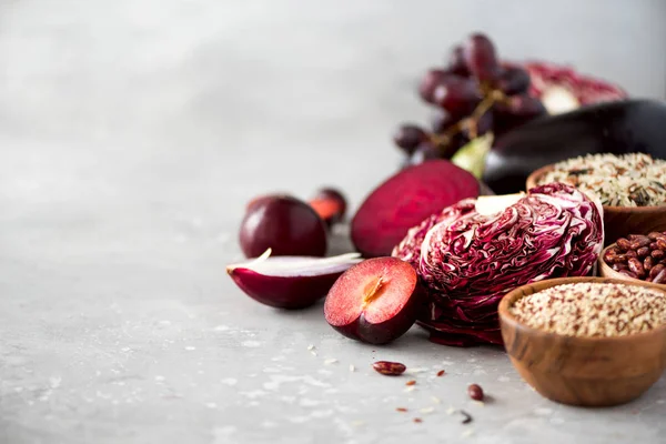 Ingredientes para cocinar, espacio para copiar, vista superior, puesta plana. Verduras moradas, frutas sobre fondo gris. Berenjena violeta, remolacha, coliflor, frijoles morados, ciruelas, cebolla, uva, quinua, arroz . —  Fotos de Stock